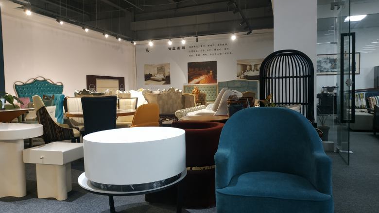 频繁被充电线等小物体卡住甚至推着宠物粪便满屋跑；机身设计和边刷覆盖范围有限