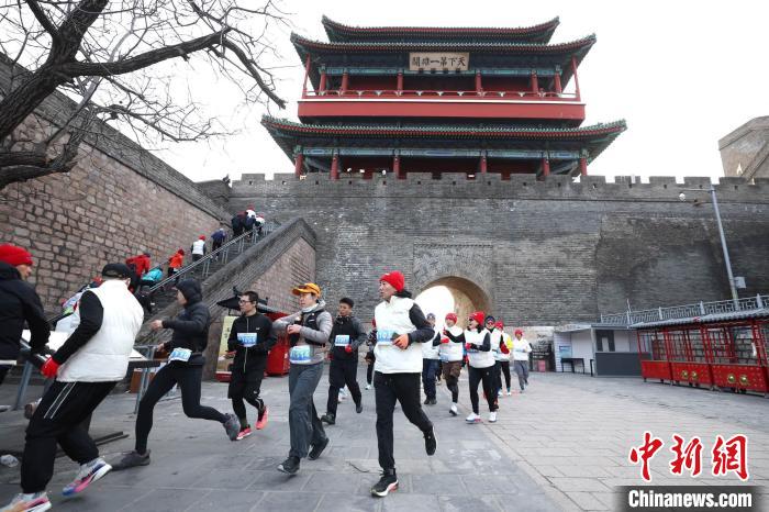 2000人居庸关长城登高挑战迎新年：全民健身热潮