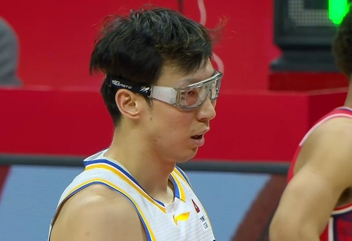 北京男篮双塔战术奏效 98-85力克广州龙狮