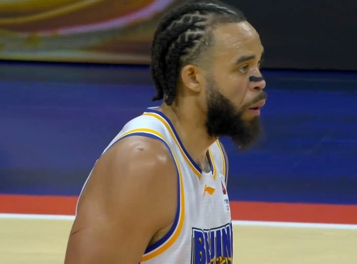 北京男篮双塔战术奏效 98-85力克广州龙狮