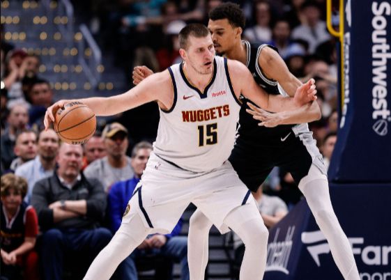 约基奇狂砍40分完胜文班亚马 掘金终结马刺11连胜