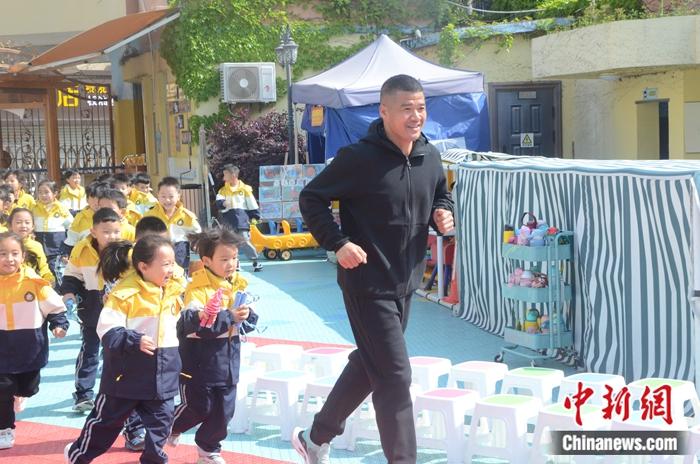 陈盆滨指导幼儿趣味运动会 强调正确跑步姿势重