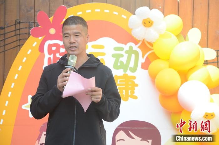 陈盆滨指导幼儿趣味运动会 强调正确跑步姿势重