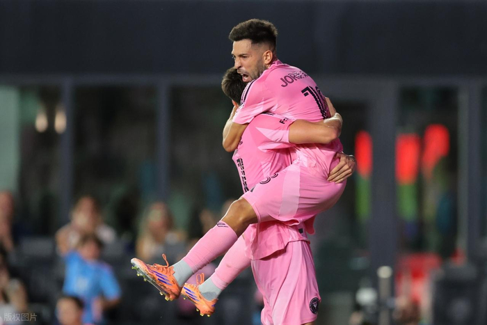 C罗与梅西巅峰对决：凯恩姆巴佩能否改写足坛历