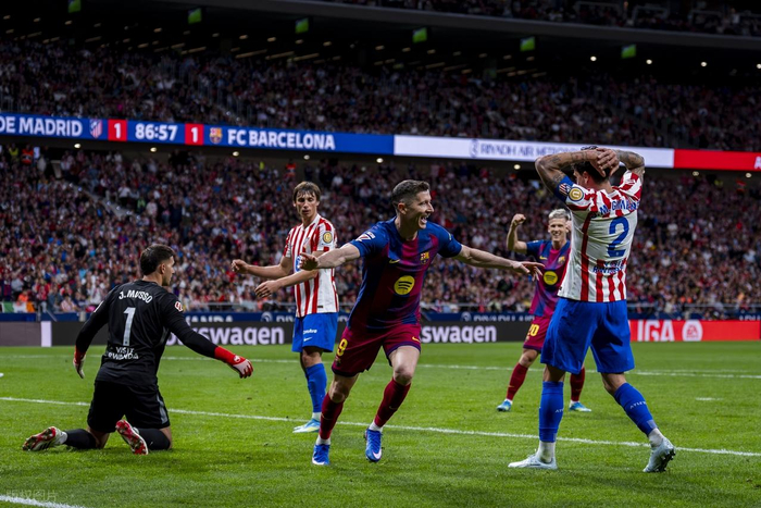 C罗与梅西巅峰对决：凯恩姆巴佩能否改写足坛历